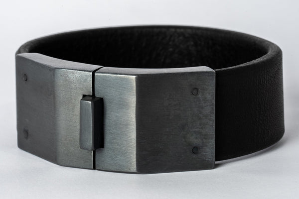 Box Lock Bracelet (Facet, Narrow, BLK+KAS)